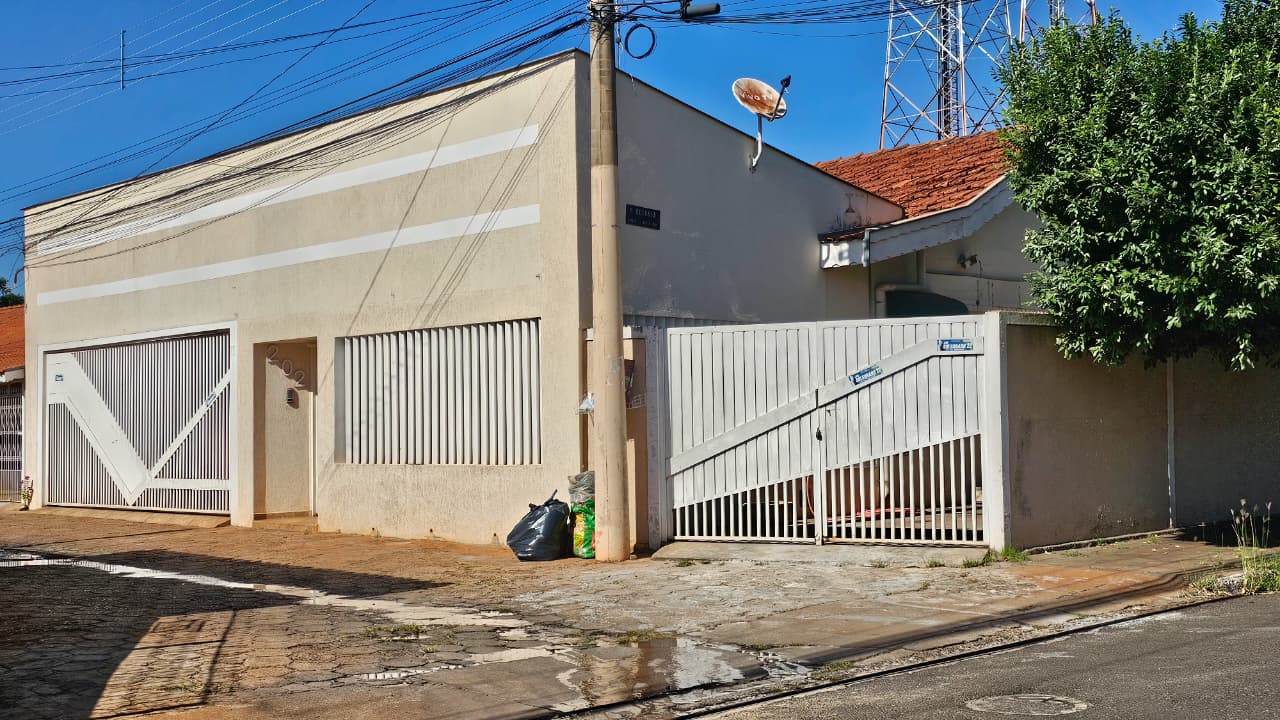 Casa dupla com ótima localização